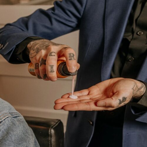 18.21 Man Made daugiafunkcė priemonė vyrams 4in1: šampūnas, kondicionierius, kūno prausiklis ir skutimosi putos viename Carry-On Travel Foam Spiced Vanilla CON3SV, 100ml