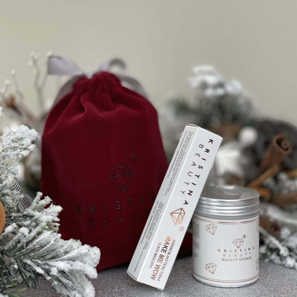 Kristina Beauty juodas blakstienų tušas MAKE ME WOW ir makiažo kempinėlė aksominiame dovanų maišelyje